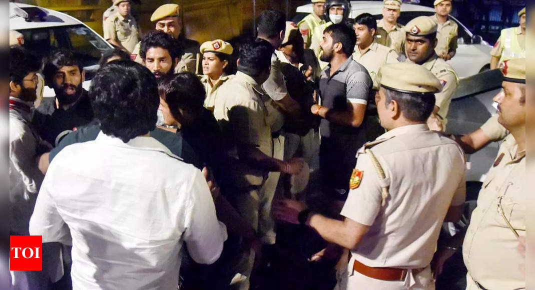 Delhi Police caught in midnight scuffle with wrestlers at Jantar Mantar; Vinesh, Bajrang suffer injuries, Dushyant Phogat gets cut on forehead | More sports News – Times of India