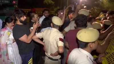 Scuffle between Wrestlers and Police at night in Delhi during Wrestlers' Protest at Jantar Mantar