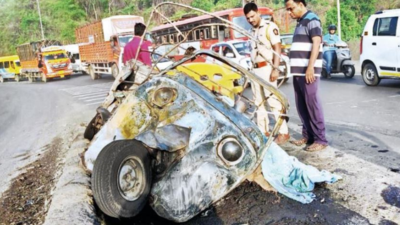 Woman charred to death as auto catches fire after mishap in Thane
