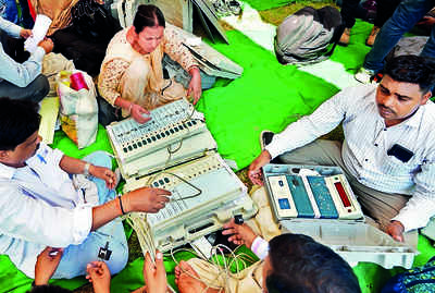 438 Govt Employees On Election Duty Cast Their Votes Through Postal ...