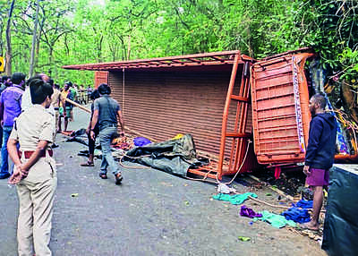 One killed, six injured as truck falls on its side near Yercaud