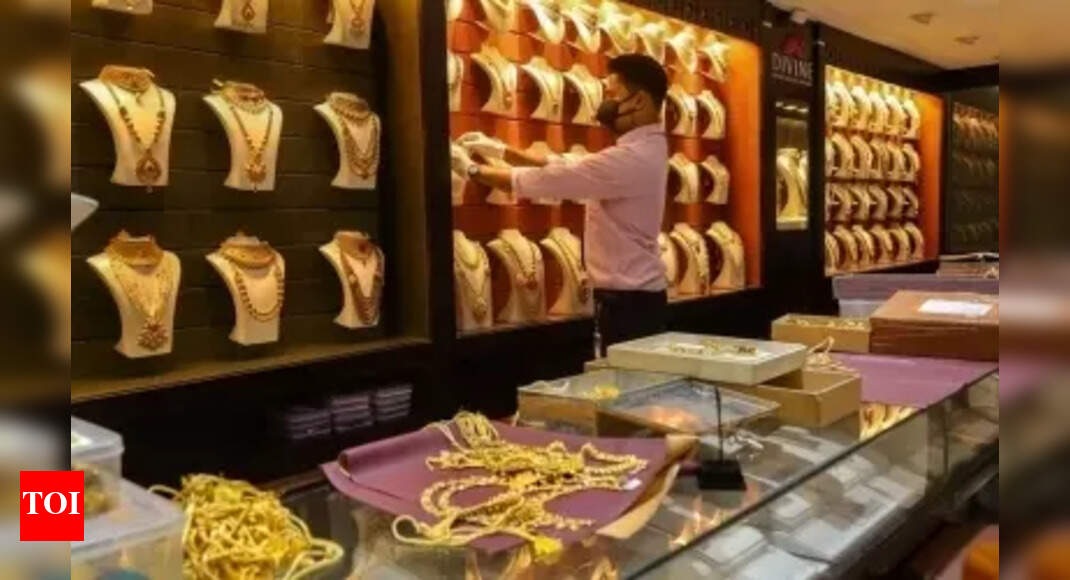 Gold rallies Rs 940 to record high of Rs 62,020; silver zooms Rs 660 – Times of India