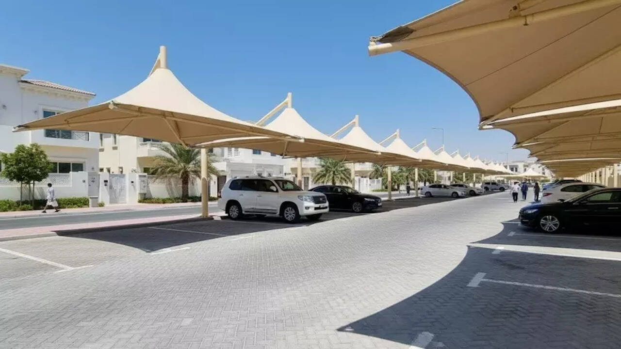 مظلات سيارات حديثة أمام الفلل والمنازل في دبي