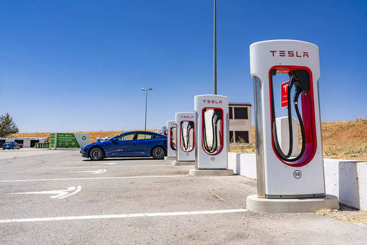After Ford, GM adopts Tesla's EV charging system