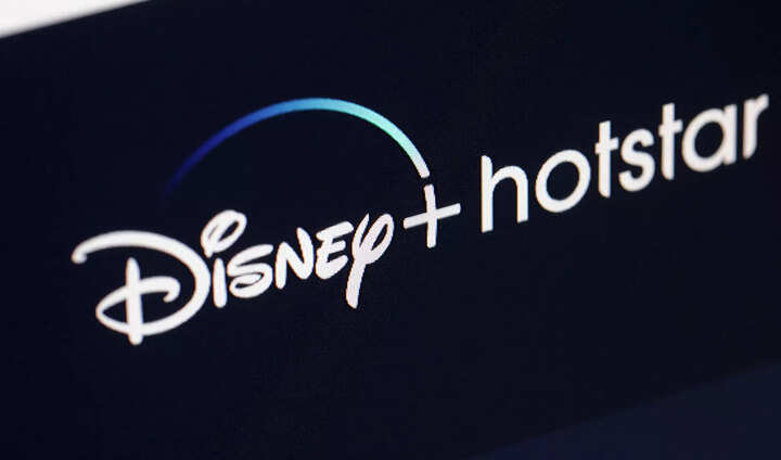 “ «Мы хотели бы остаться», — генеральный директор Disney о продаже Hotstar компании Reliance Jio, группе Adani»/></p> <p>В последнее время ходило много слухов о бизнесе Walt Disney в Индии, и некоторые предполагают, что Компания, возможно, планирует уйти с рынка из-за постоянных убытков. Однако во время недавнего сообщения о финансовых результатах генеральный директор Боб Айгер ясно дал понять, что Disney привержена индийскому рынку. Он объяснил, что, хотя некоторые аспекты их деятельности сопряжены с трудностями, их линейный бизнес в Индии на самом деле прибыльен.</p> <p>«В Индии наш линейный бизнес на самом деле работает довольно хорошо. Да, это приносит деньги. Но мы знаем, что другие части этого бизнеса сталкиваются с трудностями как для нас, так и для других. Но мы рассматриваем наши варианты там. У нас есть возможность укрепить свои позиции», — сказал Айгер во время телеконференции о финансовых результатах за третий квартал.<br/><strong>Также читайте:</strong>Предложения Дивали от Apple, Samsung, Vivo, Oppo, OnePlus и других<br/>В финансовом квартале, закончившемся 30 сентября 2023 года, у Disney+ Hotstar было 37,6 миллиона платных подписчиков, что является На 7% меньше, чем в предыдущем квартале, когда у них было 40,4 миллиона подписчиков.</p> <p>Далее Айгер добавил: «Сейчас это, возможно, самая густонаселенная страна в мире, и мы хотели бы остаться на этом рынке. Но мы также хотим посмотреть, сможем ли мы очевидно укрепить свои позиции и улучшить прибыль».<br/><strong><br/><strong>Дилемма Диснея в Индии</strong></strong><br/>В 2019 году Walt Disney приобрела компанию 21st Century Fox, включая Star India, за 71 миллиард долларов. Компания Star India владела правами на трансляцию матчей индийской премьер-лиги по крикету, однако потеряла права на трансляцию компании JioCinema Мукеша Амбани.</p> <p>Подразделение Disney Star Sports привело к операционным убыткам в размере 444 миллионов долларов за девять месяцев, закончившихся 1 июля. превышает убыток предыдущего финансового года в $237 млн.</p> <p>Сообщается, что Hotstar вернула себе множество подписчиков и привлекла миллионы неплатящих пользователей на свою платформу благодаря продолжающемуся чемпионату мира по крикету ICC. Ожидается, что в следующем квартале компания сообщит о значительном увеличении количества подписчиков и, возможно, даже объявит о новом партнере из Индии.</p> <p>Бывший руководитель Disney рассказал, что внутри компании продолжаются дебаты по поводу ее бизнес-операций в Индии. «У них самая большая студия в Индии, большой телевизионный бизнес со Star, в самой быстрорастущей крупной экономике в мире. — рассказал этот человек Financial Times. «Некоторые хотят продать это, потому что годовой доход на одного подписчика низок? Это безумие».</p> <p>Сообщается, что Disney ведет переговоры с Reliance, также велись обсуждения с Гаутамом Адани и группой Sun Каланити Маран, а также с частными инвестиционными компаниями и группами прямых инвестиций относительно потенциальной продажи или совместное предприятие своих активов Star. Переговоры все еще находятся на ранней стадии, и Disney изучает различные возможности для своего индийского бизнеса, включая продажу некоторых из своих индийских предприятий или комплекса активов подразделения.</p> <p>Walt Disney сообщила о выручке в размере 21,24 миллиарда долларов. , что является увеличением по сравнению с 20,1 миллиарда долларов, которые они зафиксировали в том же квартале предыдущего года. Кроме того, годовой доход компании увеличился на 7% с 2022 по 2023 год.<br/><strong>Также читайте: </strong>100 туристов в Пури стали жертвами онлайн-мошенничества в отелях: что это такое и как на это не попасться </p> </div><!-- .entry-content --> </article><!-- #post-## --> <nav class=
