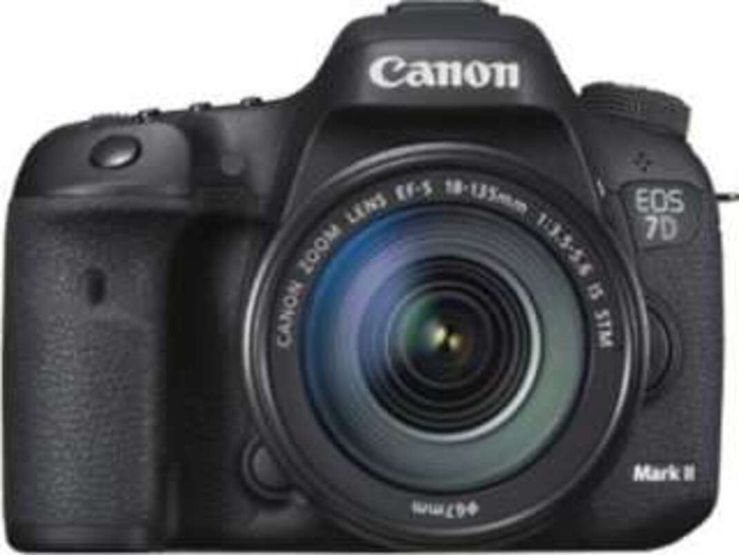Compare Canon EOS 7D Mark II Kit (EF-S18-135 mm f3.5-5.6 IS STM