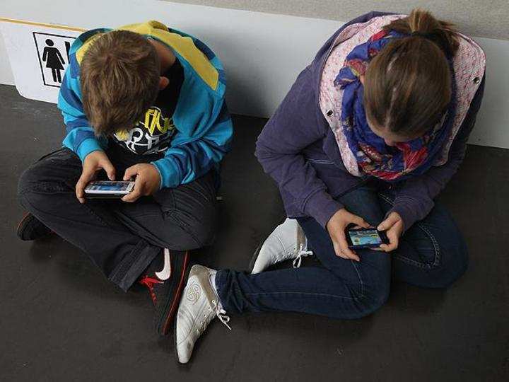 Smartphone gaming may help treat depression: Study