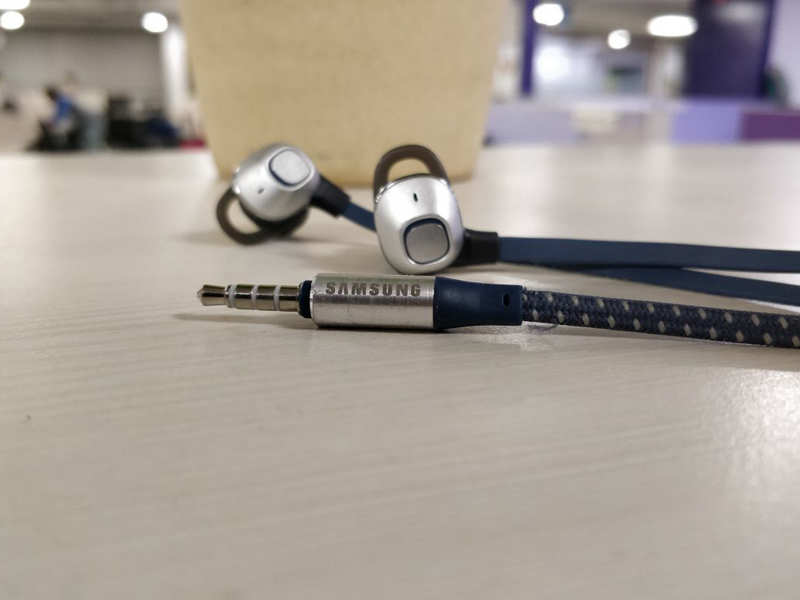 Samsung in ear headphones rectangle design review Hits the