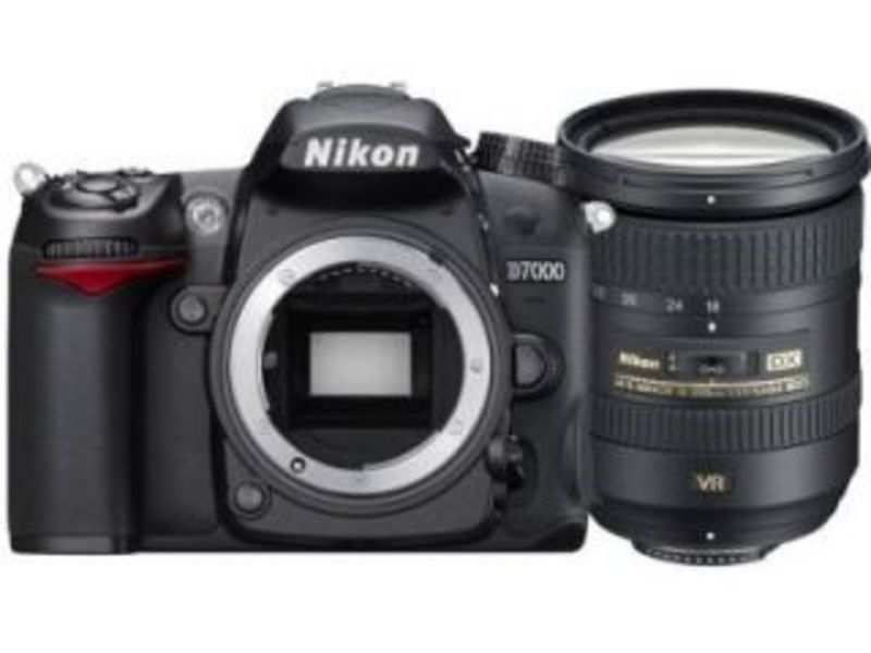 Nikon D7200 (AF-S 18-200 mm f/3.5-f/5.6G ED VR II Kit Lens) Digital