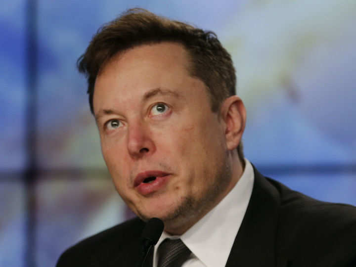 Elon Musk wanted to sell Tesla to Apple but couldn't get a meeting