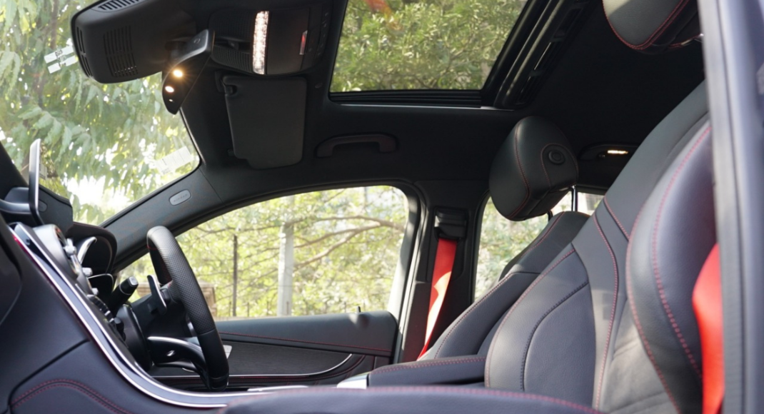 Front seating | TOI AUTO
