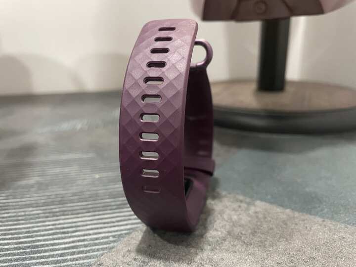 fitbit charge 4 vibrates but no display