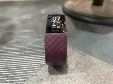 Montre fitbit 4 hot sale