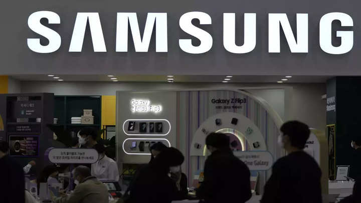 Samsung logs record sales, 4-year-high operating profit in Q4