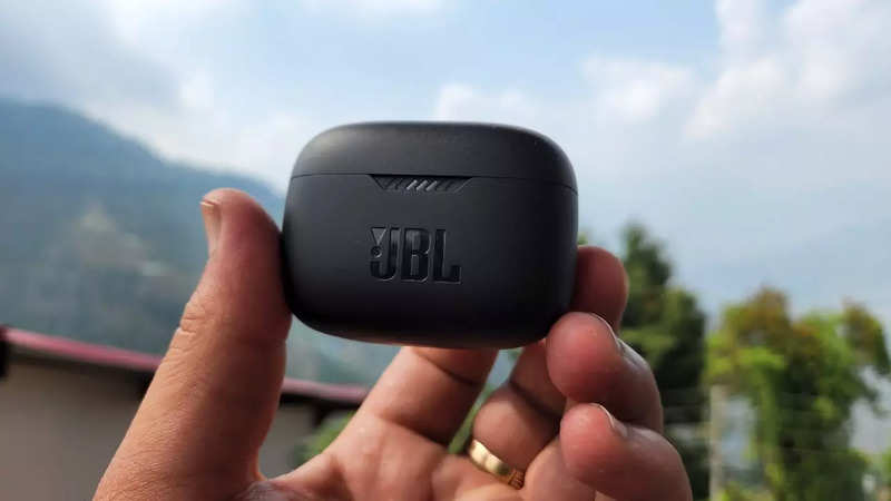 JBL 230NC 헤드폰 리뷰: 듣기에 좋음