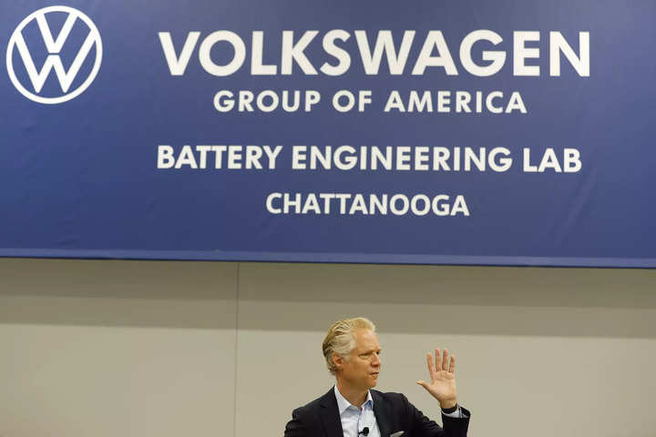 Chefe da Volkswagen nos EUA alerta para desafios da indústria com troca de bateria de veículos elétricos