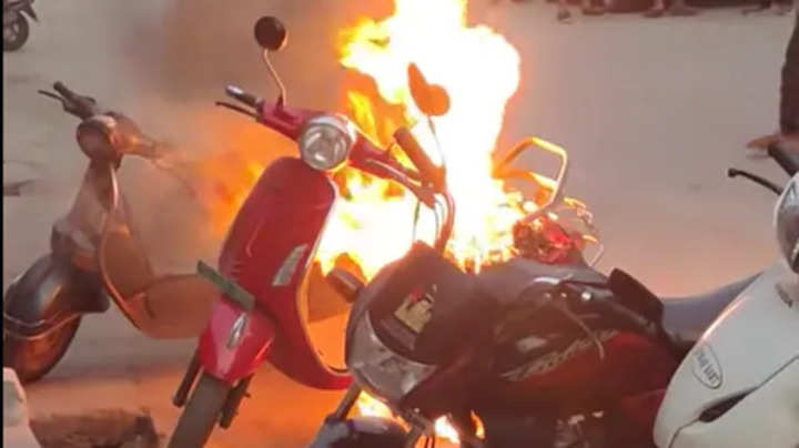 Un autre e-scooter de véhicule électrique Pure prend feu, cette fois au Gujarat