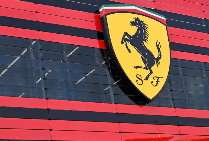 Ferrari continuará a produção de bebedores de gasolina enquanto se move lentamente em direção a veículos elétricos