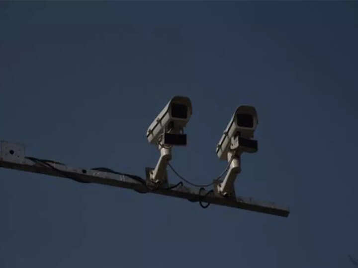 Estas câmeras CCTV para monitorar violações de cinto de segurança e capacete