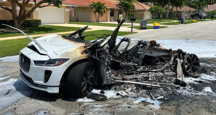 La voiture électrique Jaguar I-Pace a pris feu en chargeant aux États-Unis, détruite