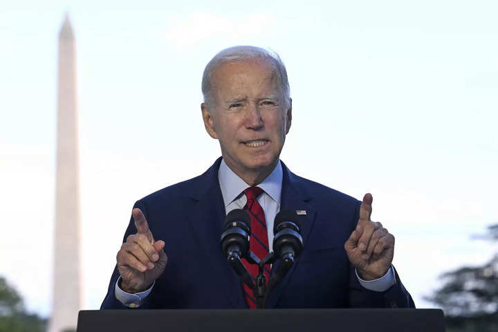 Le président américain Joe Biden signe un projet de loi pour stimuler les puces américaines et concurrencer la Chine