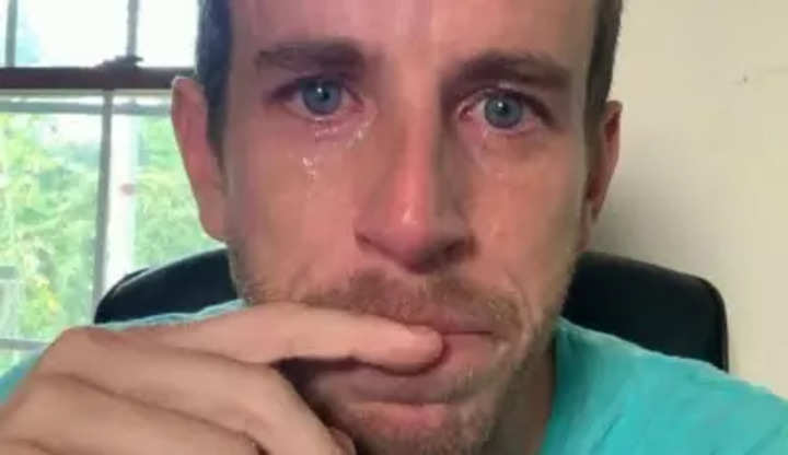 O CEO da empresa de TI postou esta selfie chorando depois de demitir funcionários;  é batido