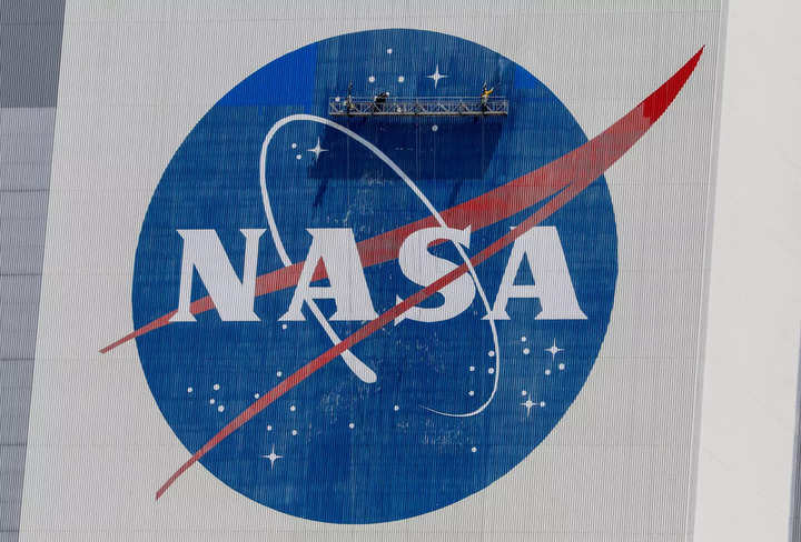 NASA, SpaceX to study ways to boost orbit of Hubble telescope