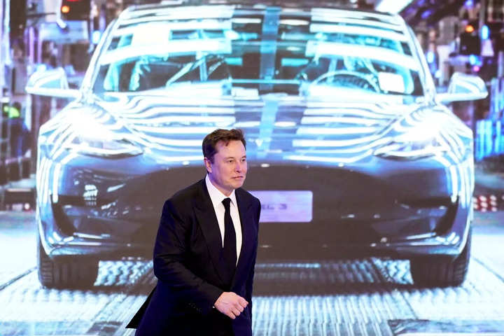 Elon Musk's vow to not sell more Tesla stock fails to calm investors