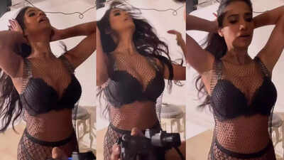P*rn kab aa ri site par': Poonam Pandey's video in black bikini ...
