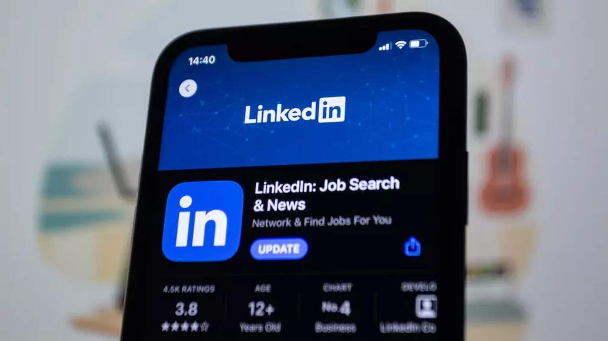 Linkedin: How to use the LinkedIn QR code feature on iOS