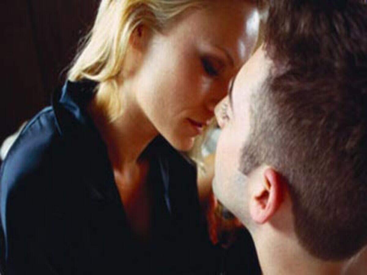 7 Interesting ways women can arouse men