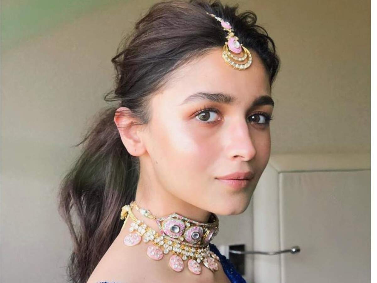 Video: Alia Bhatt gives an emotional speech at her bestie's wedding | Hindi Movie News - Times of India Video: Alia Bhatt gives an emotional speech at her bestie's wedding | Hindi Movie News - Times of India