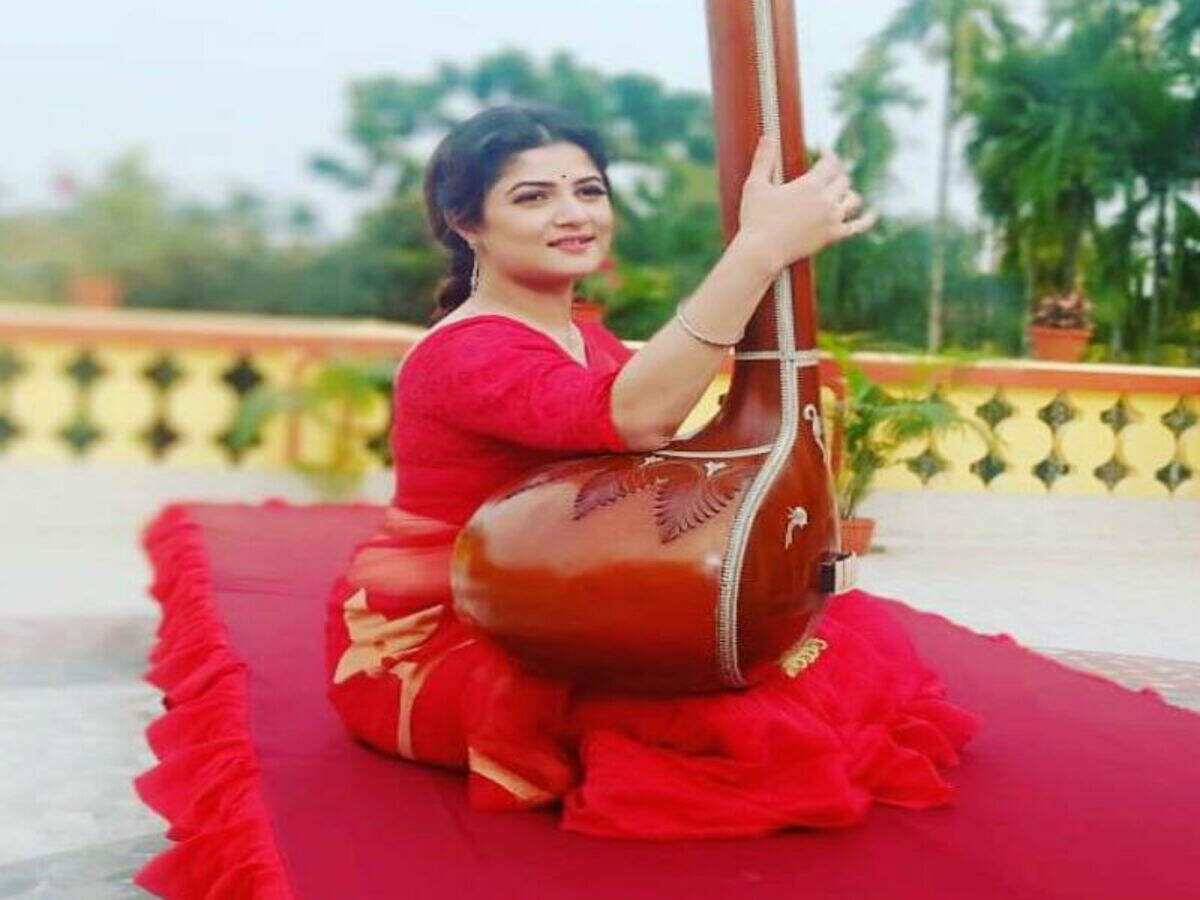 Watch: Srabanti sings a Bollywood retro hit, video goes viral | Bengali Movie News - Times of India Watch: Srabanti sings a Bollywood retro hit, video goes viral | Bengali Movie News - Times of India