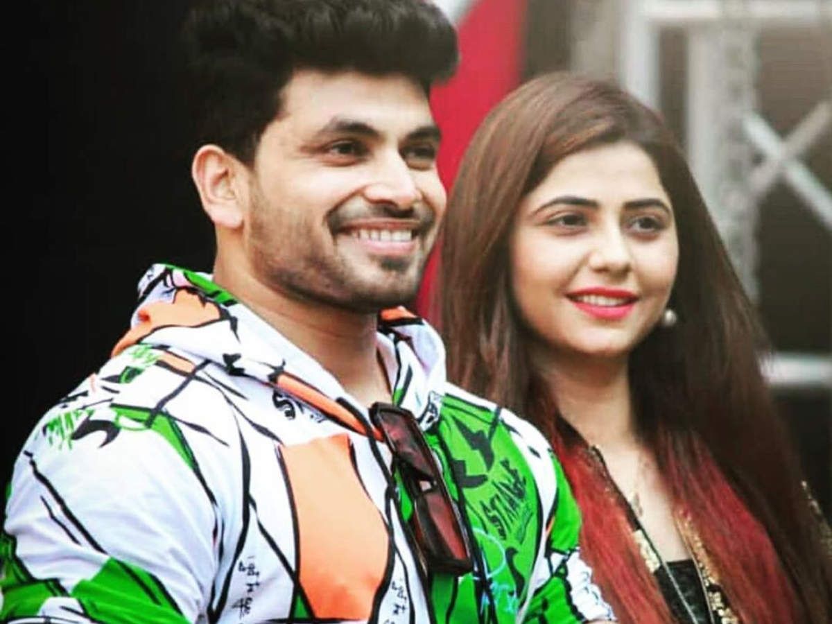 Bigg Boss Marathi 2 fame Shiv Thakare and Veena Jagtap enjoy a gala time with college students - Times of India