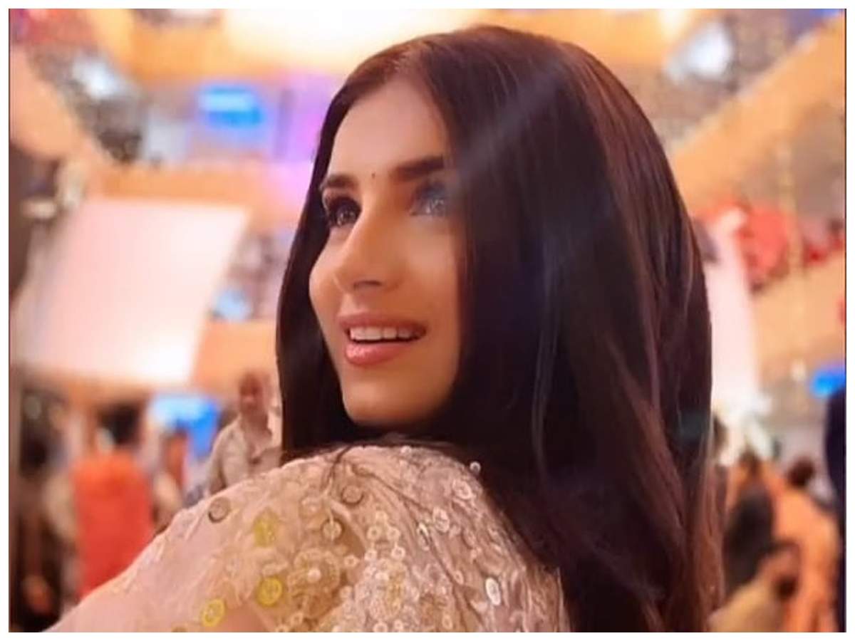 THIS beautiful candid photo of Tara Sutaria deserves your attention | Hindi  Movie News - Times of India