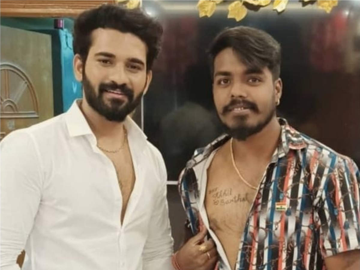 Akhil Sarthak shares picture with a diehard fan flaunting his new tattoo;  says, 