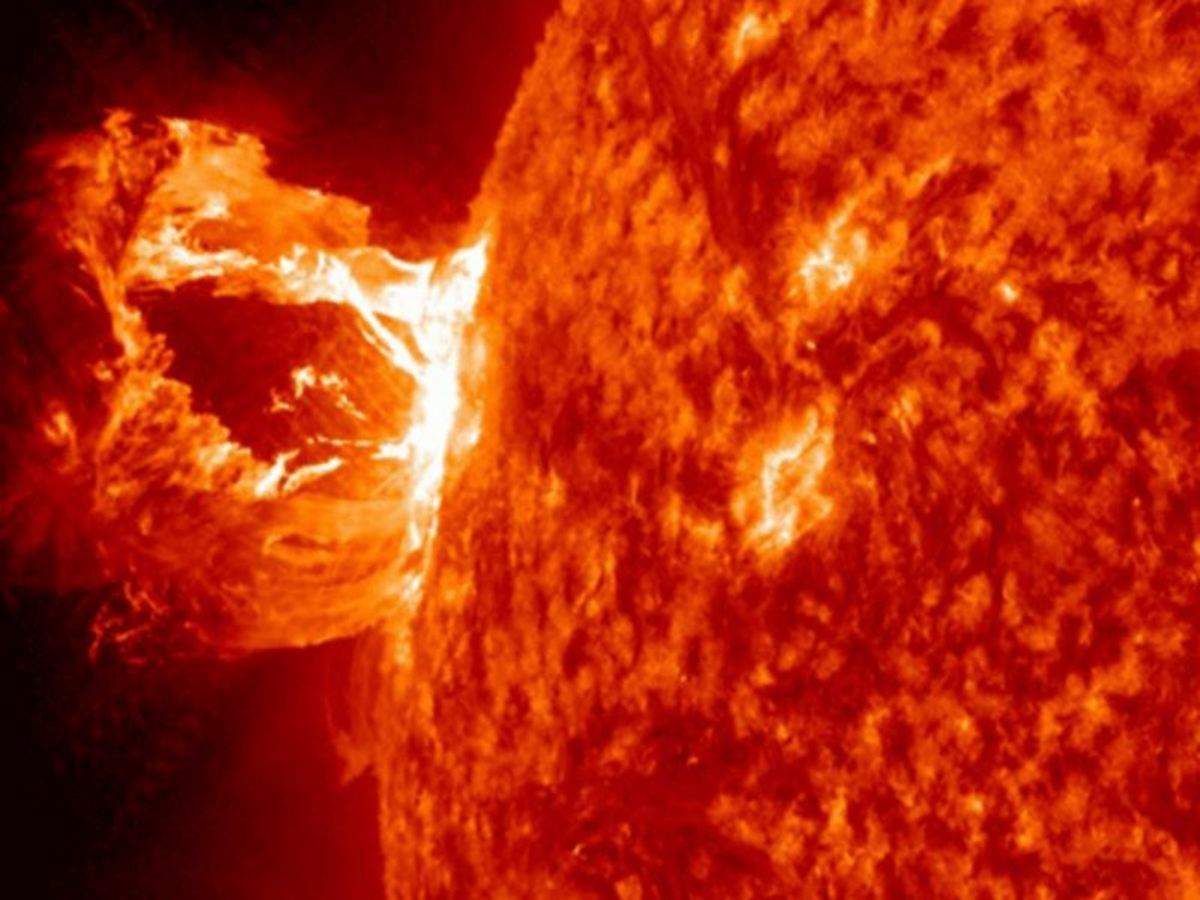 Powerful solar flare erupts on the Sun, causes blackouts on Earth; solar  storm feared