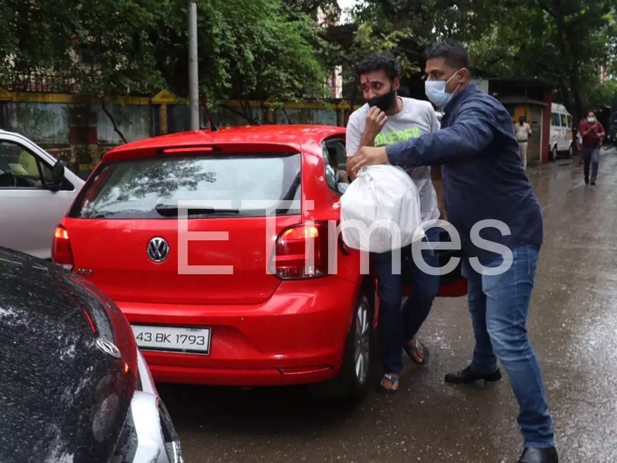Raj Kundra in tears as he returns home from jail after two months | Hindi  Movie News - Times of India