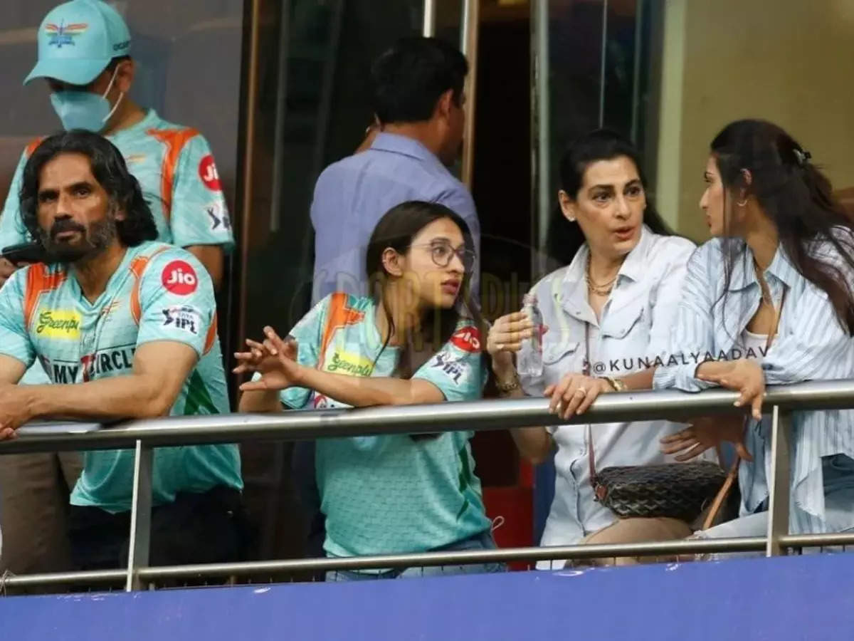 Athiya Shetty and family cheer for KL Rahul from the stands as he steps on  the field | Hindi Movie News - Times of India