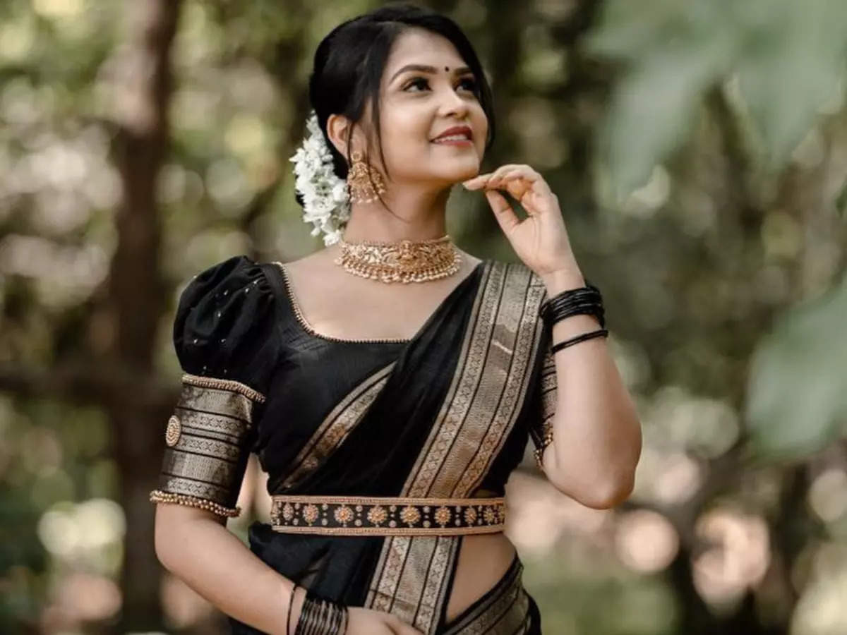 Amulya Gowda looks elegance personified in a black saree - Times ...