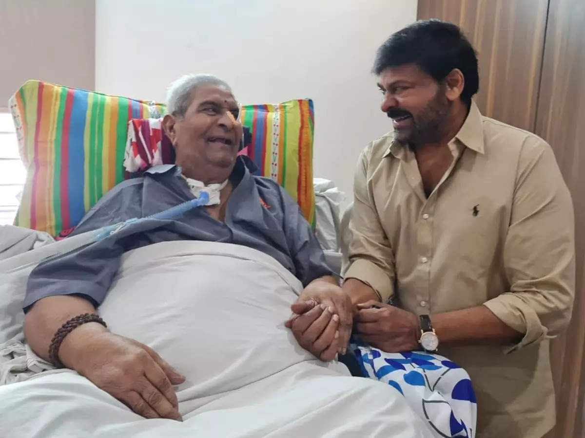 Megastar Chiranjeevi visits veteran actor Kaikala Satyanarayana's house;  celebrates his birthday | Telugu Movie News - Times of India