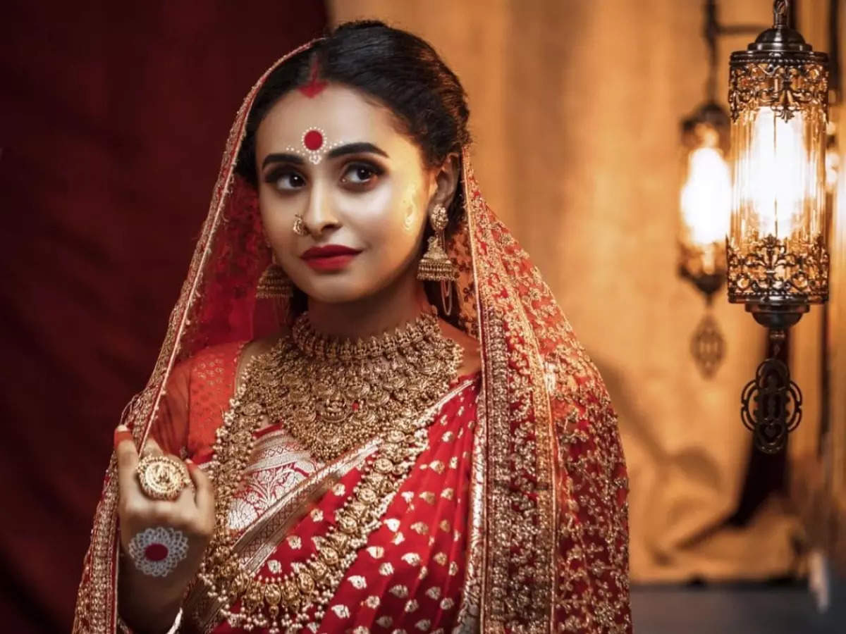 Sanjana Burli leaves fans mesmerised with her Bengali bridal look; see pics  - Times of India