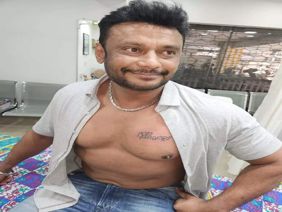 ತಗದಪ ಕಟಬದವರ ಹಚಚಯನನ ಹಕಸಕಡ ಡ ಬಸ ಭಕತ  fan inked a tattoo  of Darshan Thugudippe Srinivas and Meena Thugudeeppa  Kannada Filmibeat