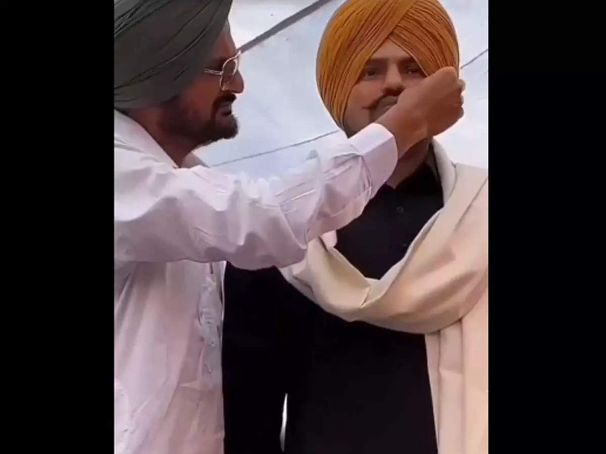 Sidhu Moose Wala'S Father Unveils The Statue Of The Slain Singer On His  First Barsi; Video Goes Viral | Punjabi Movie News - Times Of India