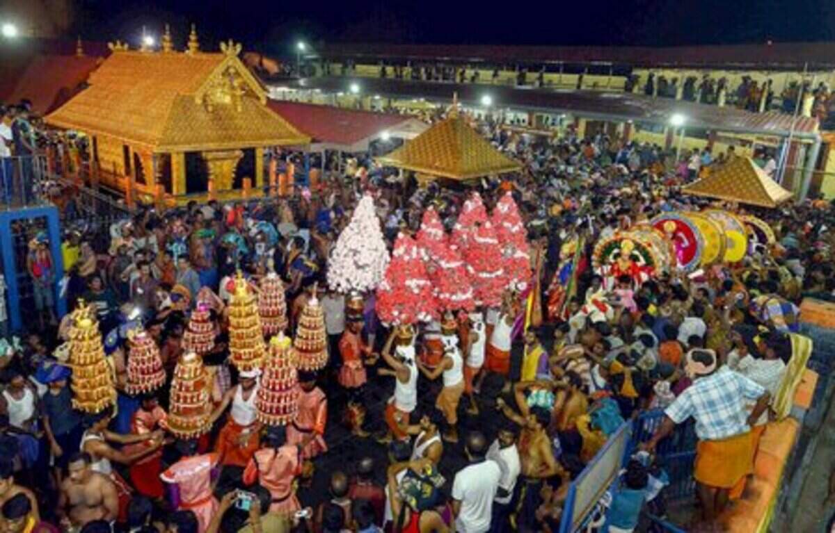 Image result for सबरीमाला मंदिर का कपाट खुलते ही श्रद्धालुओं की भीड़,पूजा के दौरान भक्तों के चढ़ावे से मंदिर की आमदनी 3 करोड़..