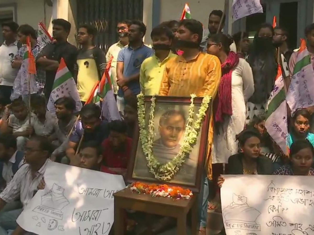 Image result for Kolkata: TMC's student wing protests against vandalisation of Ishwar Chandra Vidyasagar's statue