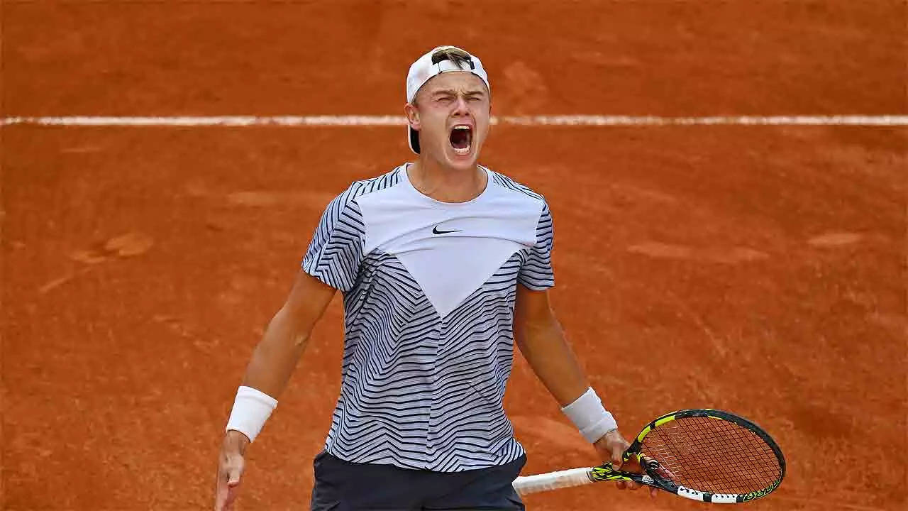 French Open Rune battles past Cerundolo, to face Ruud in quarters Tennis News