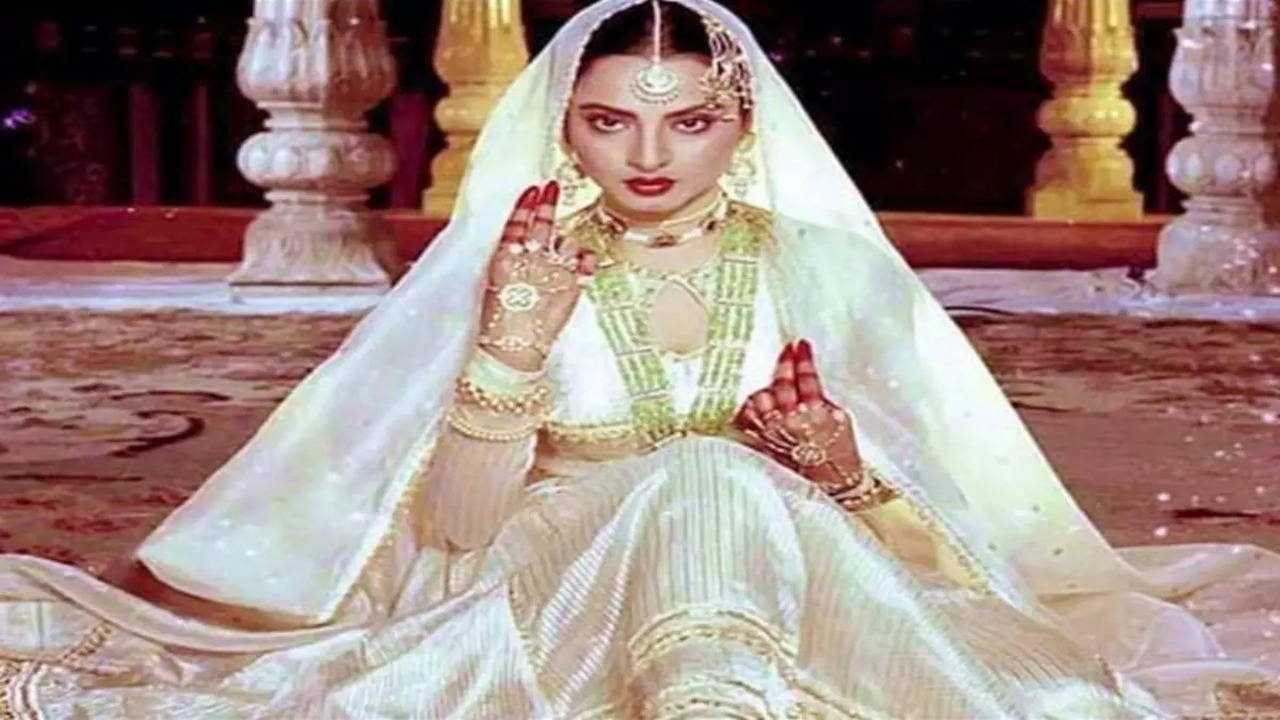 Guneet Monga Stuns In A Powder-Blue And Pink Lehenga For Her Gurudwara  Wedding With Sunny