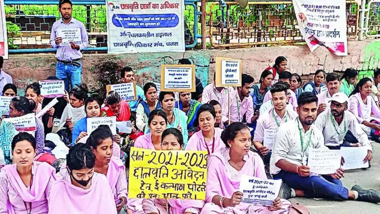 Bed Students Protest Outside Raj Bhavan For Scholarship