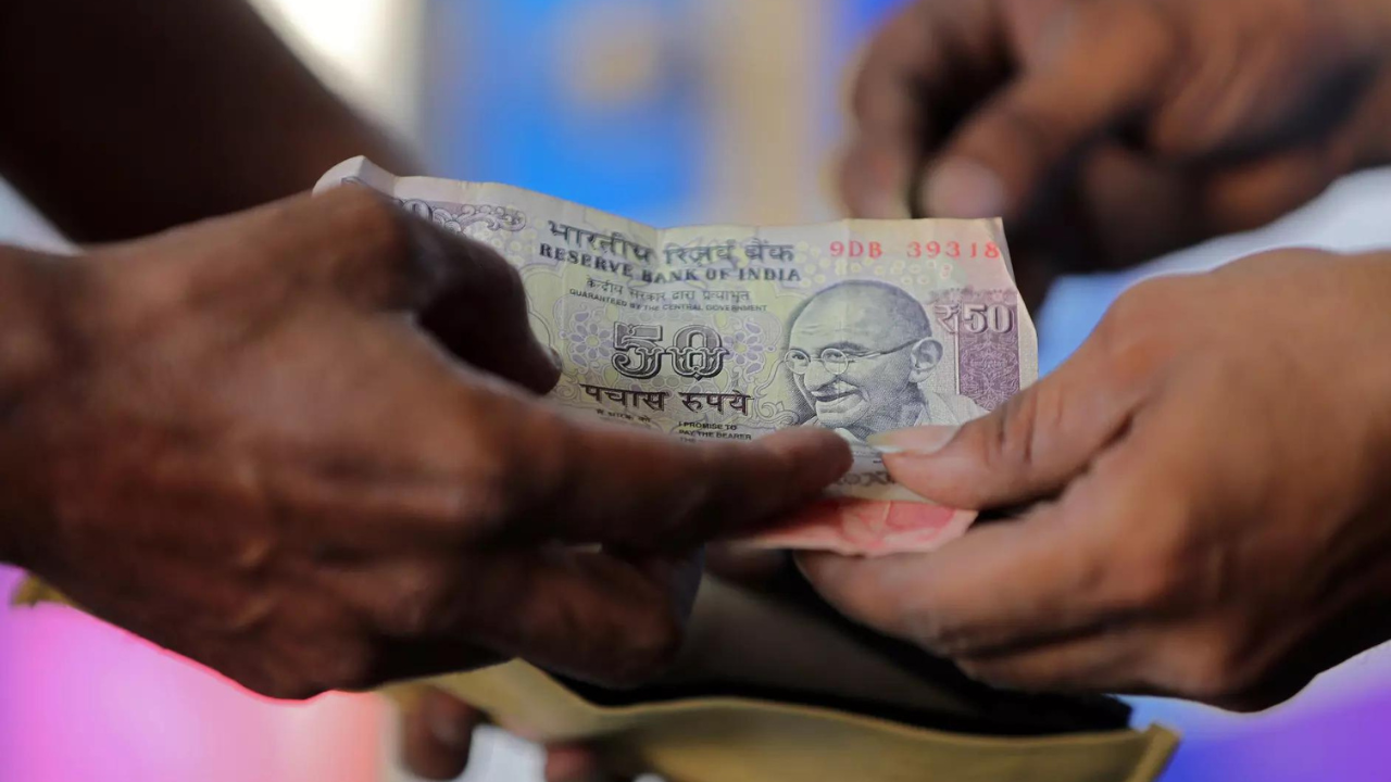 7th consecutive decline: rupee ends losing more than 50 paisa